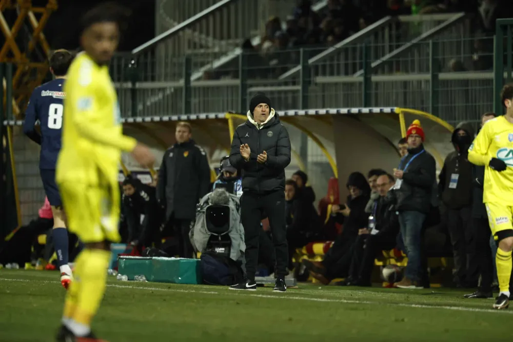 Luis Enrique sur le banc du PSG (PSG.FR)