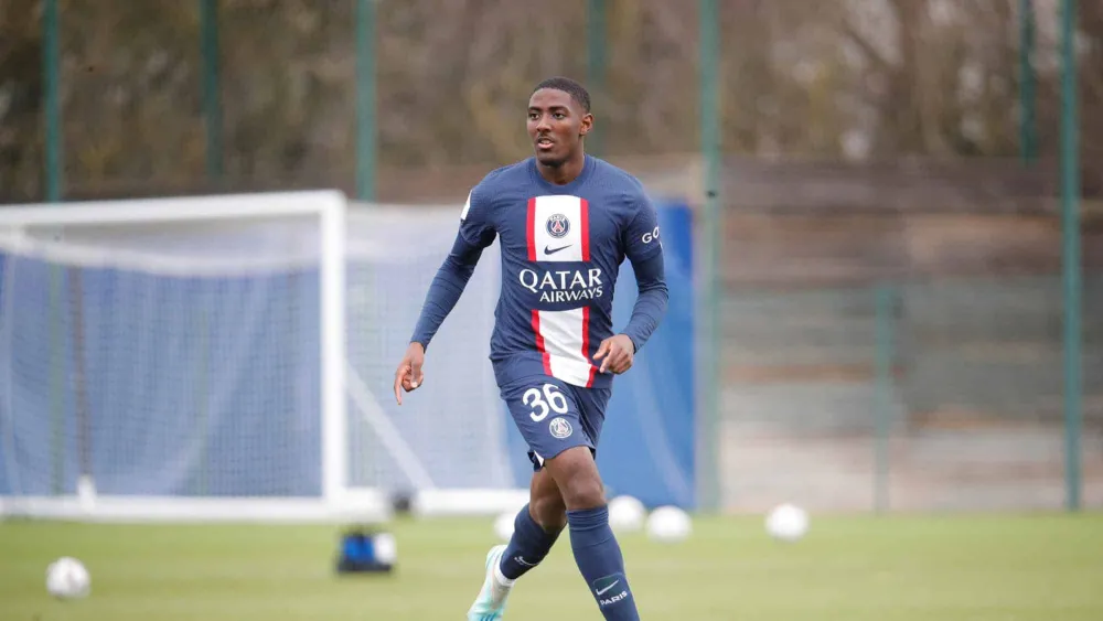 Ayman Kari avec le PSG (PSG.FR)