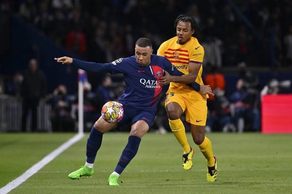 Kylian Mbappé en duel avec Jules Koundé (PSG.FR)