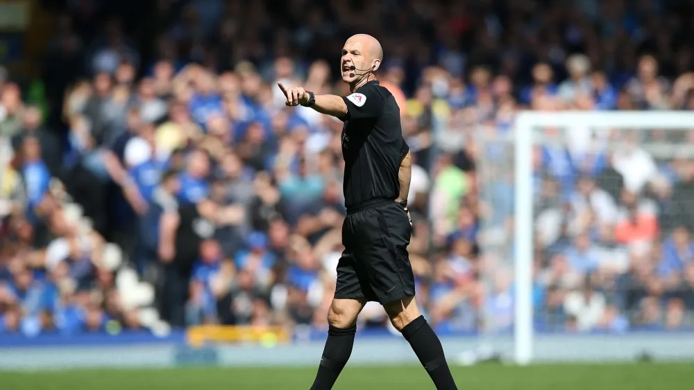 Anthony Taylor, l'arbitre anglais (PSG.FR)
