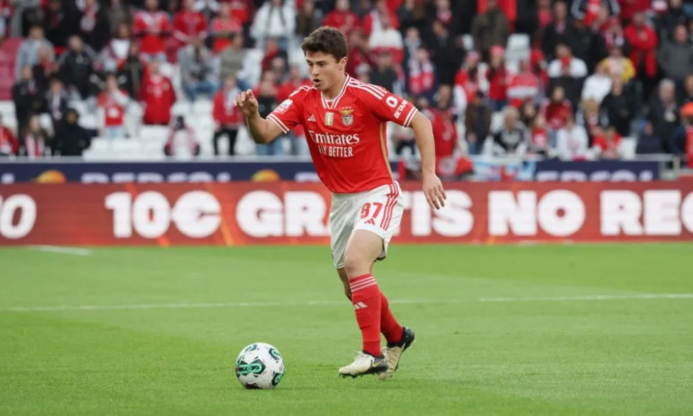 João Neves avec le Benfica Lisbonne (slbenfica.pt)