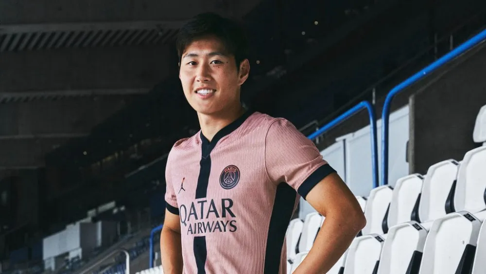 Kang in Lee avec le nouveau maillot third (PSG.FR)