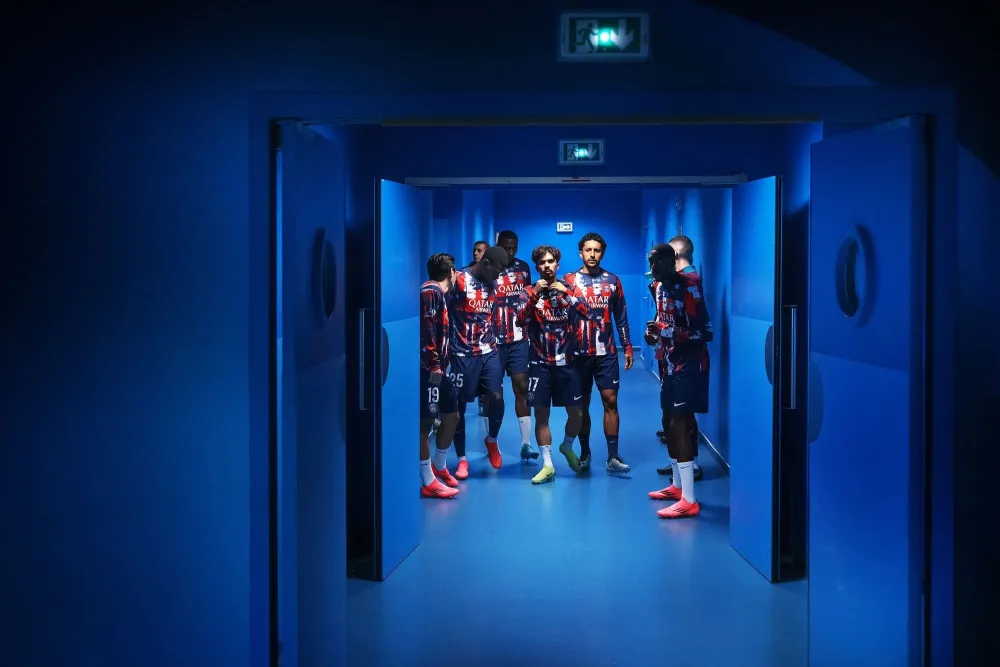 Les joueurs parisiens dans le vestiaire (PSG.FR)