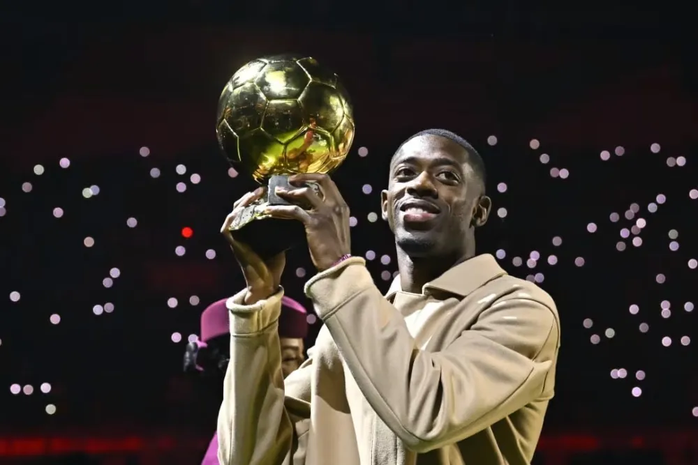 Ousmane Dembélé, l'attaquant du PSG, avec son Ballon d'Or (PSG.fr)
