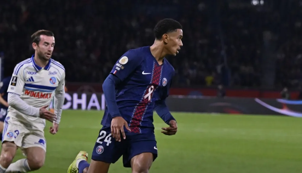Senny Mayulu face à Strasbourg (@psg_inside)