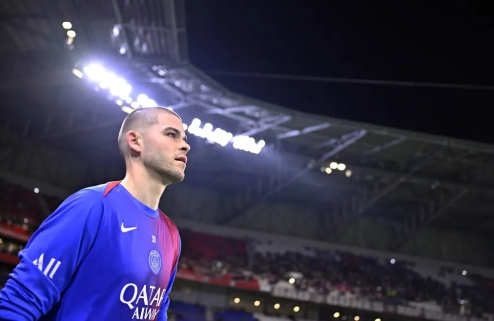 Lucas Chevalier avec le PSG (PSG.FR)