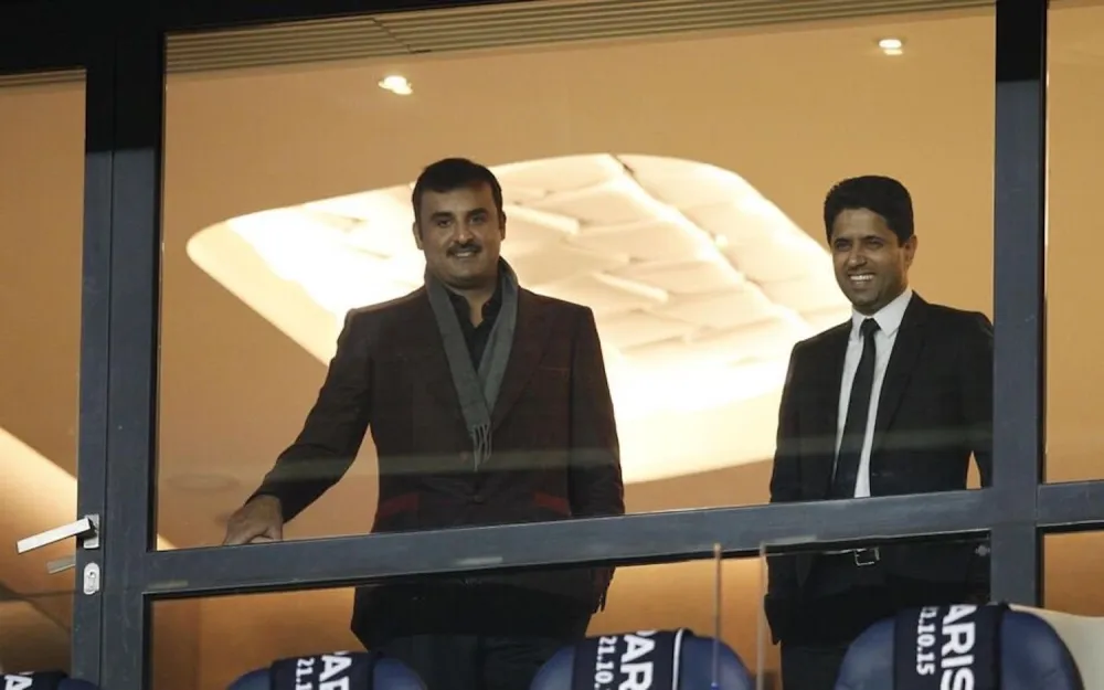 L'émir du Qatar et propriétaire du PSG, Tamim bin Hamad Al Thani, avec le président Nasser Al-Khelaïfi