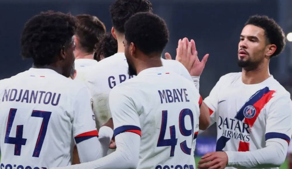 Ibrahim Mbaye et les joueurs parisiens face à Metz (PSG.fr)