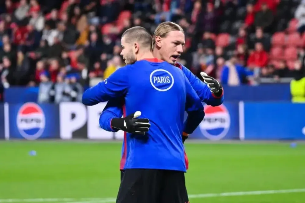 Lucas Chevalier et Matvey Safonov (PSG.FR)