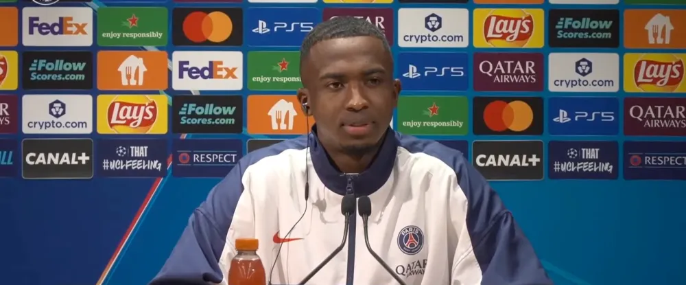 Willian Pacho en conférence de presse